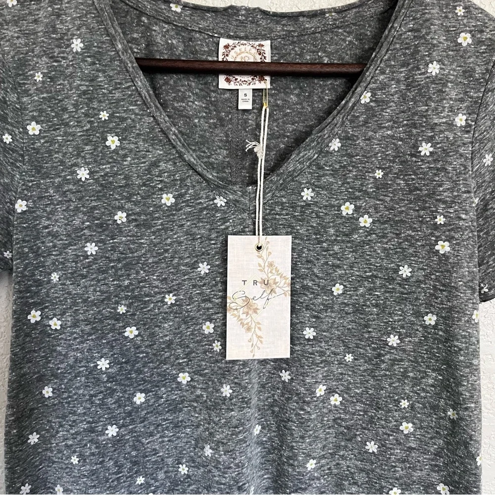 True Self Flower Print Gray Speckled Shortsleeve Top Women’s Gray Size Small